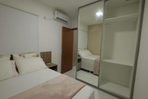 Apartamento Luxuoso à 2km da Litorânea客房内的一张或多张床位