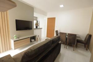 Apartamento Luxuoso à 2km da Litorânea的电视和/或娱乐中心