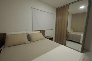 Apartamento Luxuoso à 2km da Litorânea客房内的一张或多张床位