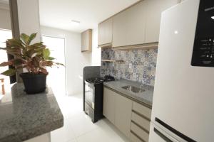 Apartamento Luxuoso à 2km da Litorânea的厨房或小厨房