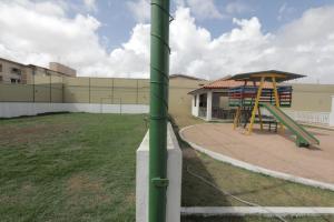 Apartamento Luxuoso à 2km da Litorânea的儿童游玩区