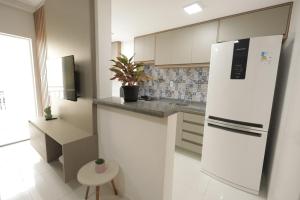Apartamento Luxuoso à 2km da Litorânea的厨房或小厨房