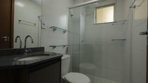 Apartamento Luxuoso à 2km da Litorânea的一间浴室