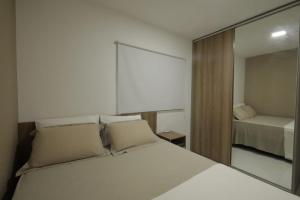 Apartamento Luxuoso à 2km da Litorânea客房内的一张或多张床位