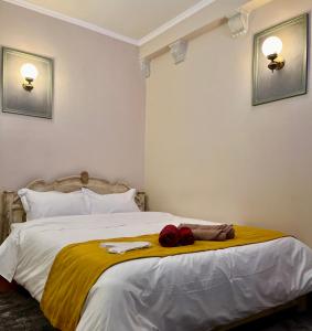1 dormitorio con 1 cama con manta amarilla en Βoka's House en Arachova