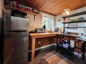 錫賽德的住宿－Seafare，厨房配有不锈钢冰箱和木制柜台。
