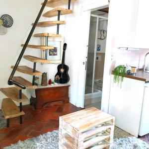 una escalera de caracol de madera en una cocina con guitarra en Il Nido Del Condor, en Florencia