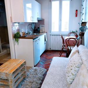 cocina con sofá y mesa en una habitación en Il Nido Del Condor, en Florencia