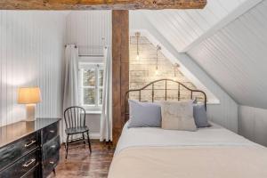 Llit o llits en una habitació de Initial / La petite école / Île d'Orléans