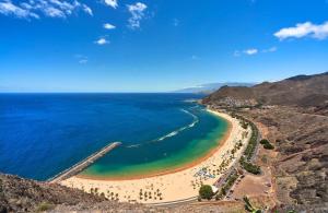 an aerial view of a beach in the ocean at Apartamento moderno y familiar Live Santa Cruz Centro in Santa Cruz de Tenerife