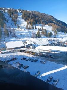 een luchtzicht op een parkeerplaats met auto's in de sneeuw bij Studio au centre des 4 vallées in Nendaz