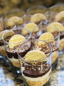 um grupo de copos cheios de sobremesas numa mesa em Pousada Jordão em Campos do Jordão