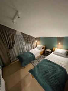 a hotel room with two beds in a room at Horizon Apartmens in Yablunytsya