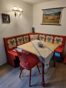 上斯陶芬的住宿－Ferienwohnung RESL - geschmackvoll renoviert & zentral im historischen Schindelhaus，客厅配有桌子和红色沙发