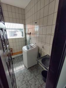 łazienka z toaletą i umywalką w obiekcie Apartamentos aconchegantes no centro da cidade w mieście Cacoal