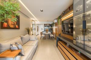 a living room with a couch and a table at Apartamento Mundo in Guarujá