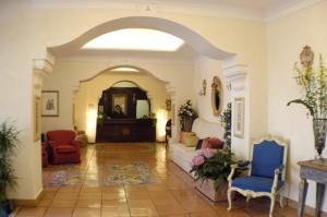 a large living room with a couch and chairs at Hotel Posa Posa in Positano