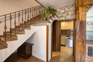 Una escalera en una casa con cocina en Nastura Casa Rural L'Art, en Rupit