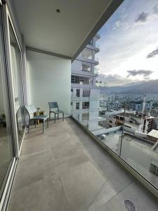 een balkon met uitzicht op de stad bij Mejor edificio de Quito Edificio Oh Coliving Ecuador Gonzalez Suarez in Quito