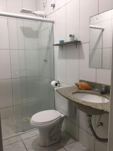y baño con ducha, aseo y lavamanos. en Pousada Catalina, en Florianópolis