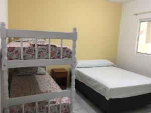 1 dormitorio con 2 literas y ventana en Pousada Catalina, en Florianópolis