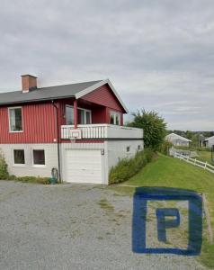 ein rotes und weißes Haus mit einer weißen Garage in der Unterkunft Koselig, nyoppusset leilighet in Gjøvik
