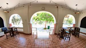 una habitación vacía con mesas, sillas y un árbol en El Boulevard de Huacachina en Ica
