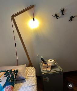 - une chambre avec un lit et une lumière sur le mur dans l'établissement Floresta I, II, III y IV Bed and Breakfast, à Santiago