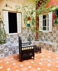 una habitación con 2 sillas y un edificio con ventanas en Dar Nana, en Sousse