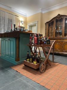 una mesa con botellas en un carro en una habitación en San, en Bijeljina