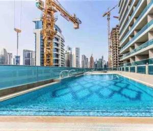 Swimming pool sa o malapit sa Studio Khalifa canal view