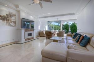 Posezení v ubytování Large Ground Floor Apartment with Private Garden and Beach Access