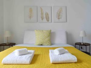 a bed with two white towels on top of it at Cómodo e íntimo departamento en Centro Historico in Mexico City