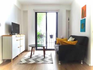 a living room with a couch and a table at Cómodo e íntimo departamento en Centro Historico in Mexico City