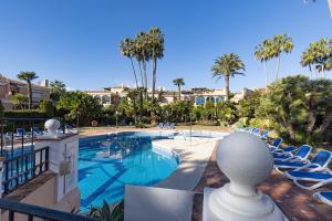 Bazén v ubytování Large Ground Floor Apartment with Private Garden and Beach Access nebo v jeho okolí