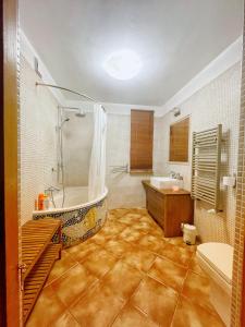 uma casa de banho com uma banheira e um lavatório em Uroczy dom i bezpłatny parking em Mników