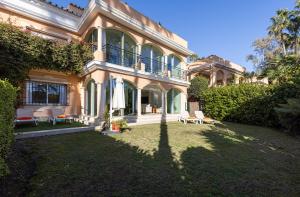 Zahrada ubytování Large Ground Floor Apartment with Private Garden and Beach Access