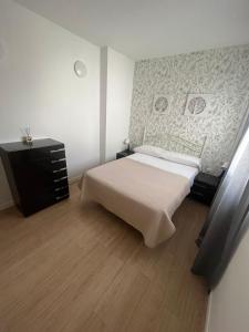 1 dormitorio con 1 cama y vestidor en Apartamentos Rincón del Roldán - La Rinconada, en San José de La Rinconada