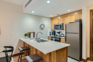 A kitchen or kitchenette at Sundial Apartment B217
