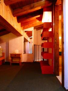 Habitación con escalera de caracol en un edificio en Le Coucou de Thovex en Morgex