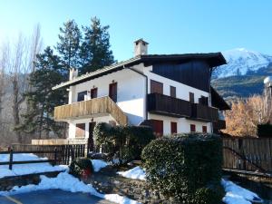 Casa blanca grande con balcón en la nieve en Le Coucou de Thovex en Morgex