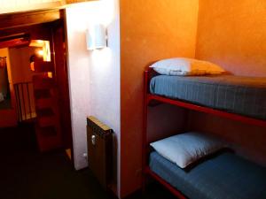 a small room with two bunk beds in it at Le Coucou de Thovex in Morgex