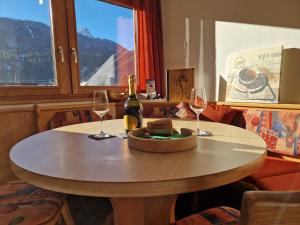 una mesa con una botella de vino y dos copas en Kastnerhof, en Jenig