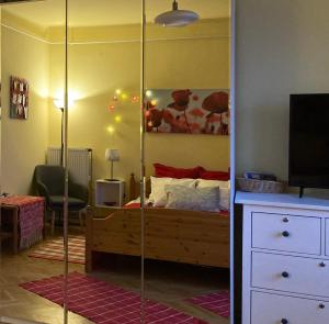 Televízia a/alebo spoločenská miestnosť v ubytovaní Poppy Flower Apartment