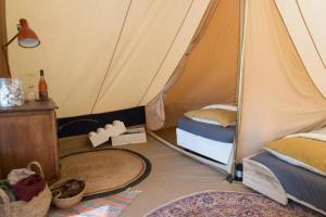 מיטה או מיטות בחדר ב-Luxe tent Coq de Marans