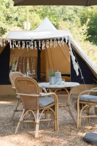 tenda con tavolo e sedie sotto di Luxe tent Coq de Marans 