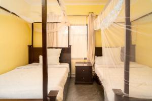 um quarto com 2 beliches e uma janela em Misty BnB em Lilongwe