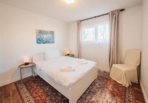 Un pat sau paturi într-o cameră la Yellowknife Downtown Toboggan Hill Retreat