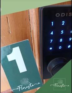 un signal avec le numéro un à côté d'une télécommande dans l'établissement Floresta I, II, III y IV Bed and Breakfast, à Santiago