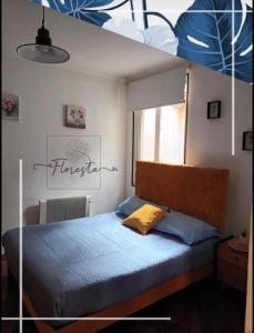 um quarto com uma cama grande e uma colcha azul em Floresta I, II, III y IV Bed and Breakfast em Santiago